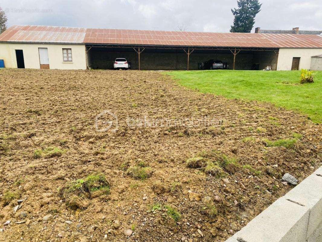 Terrain Constructible de 1050 M² avec 8 Garages ouverts et 3 Locaux Fermés d'environ 268 M²  (Plein Bourg) - photo 6