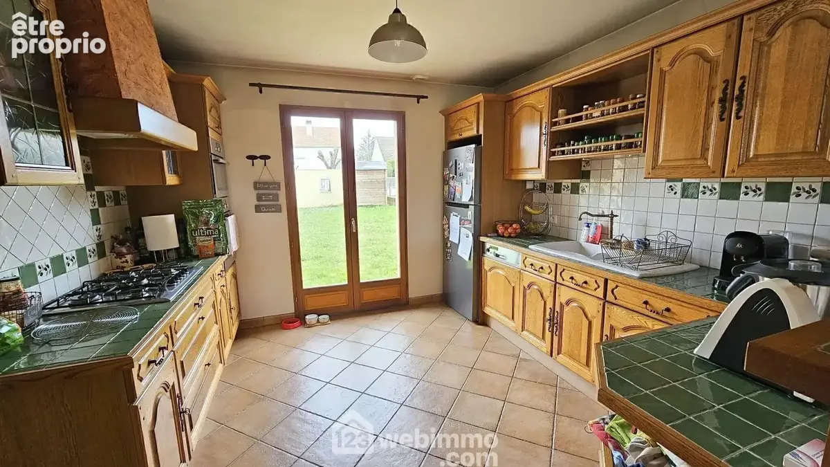 Une cuisine équipée de 12 m² et ouverte sur la salle à manger.