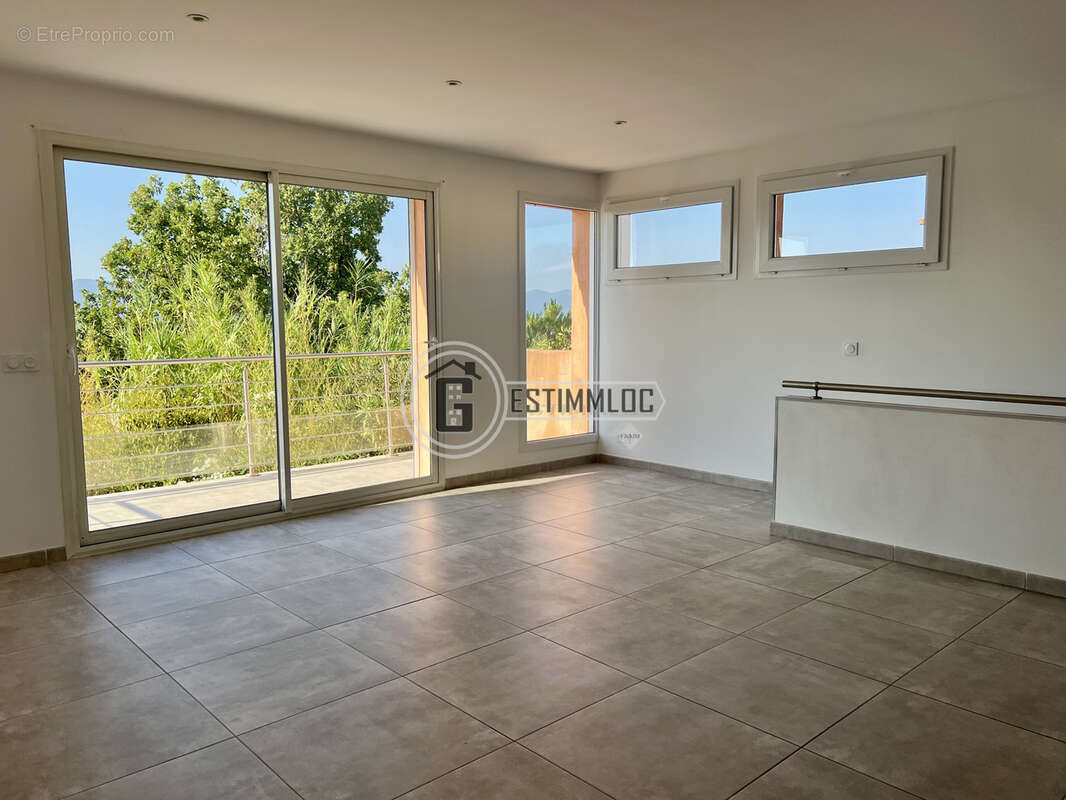 Haut de villa T3 avec jardin, garage et terrasse exposée plein sud   À proximité de Vidauban - photo 3