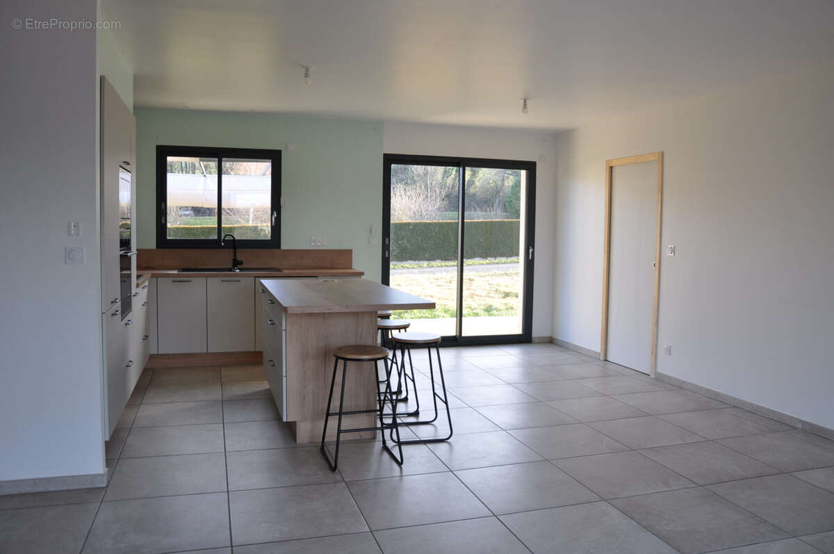 Maison à LE MAYET-DE-MONTAGNE