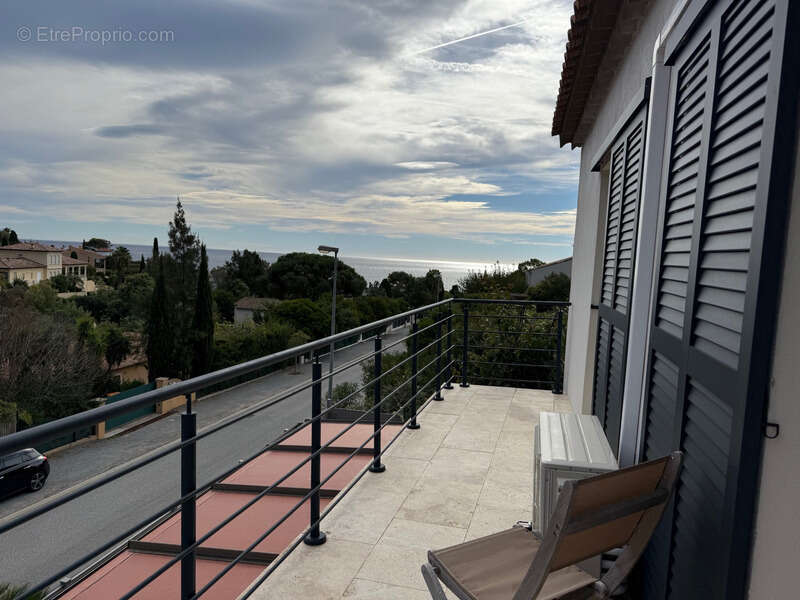 Villa rénovée vue mer à vendre LES ISSAMBRES (83) - photo 22