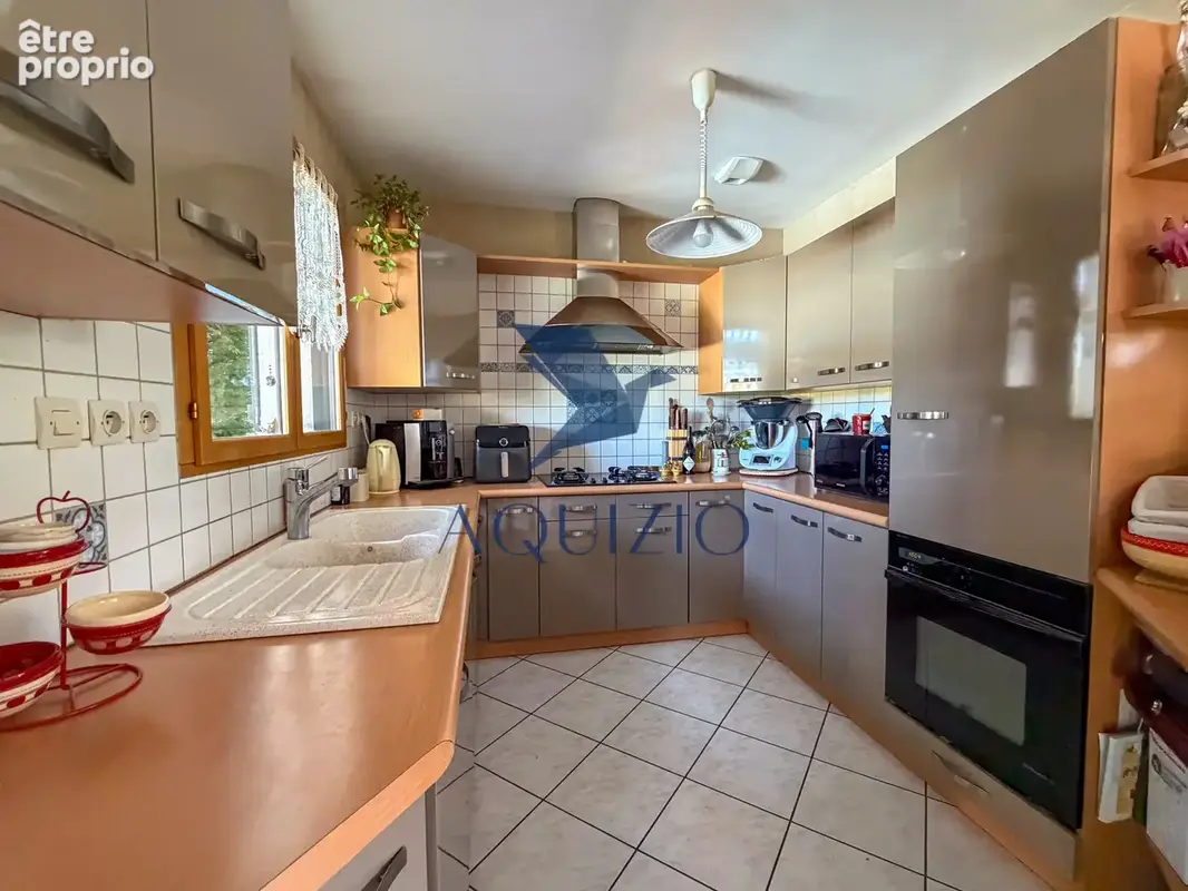 Propriété familiale de 173 m2   Plus de 2 200 m2 de terrain plat, piscine et vue montagnes - photo 4