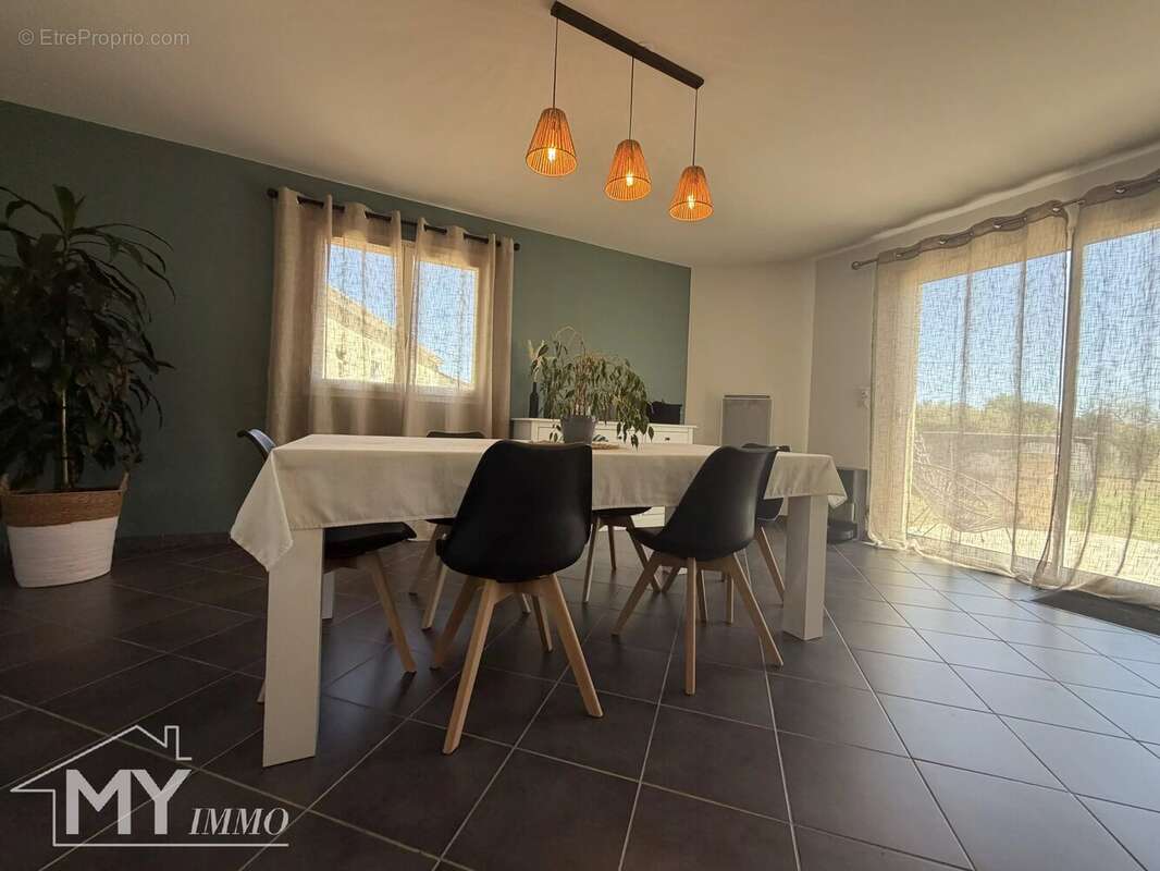 LE FLEIX : Maison de 2011 avec double garage et jardin - photo 5