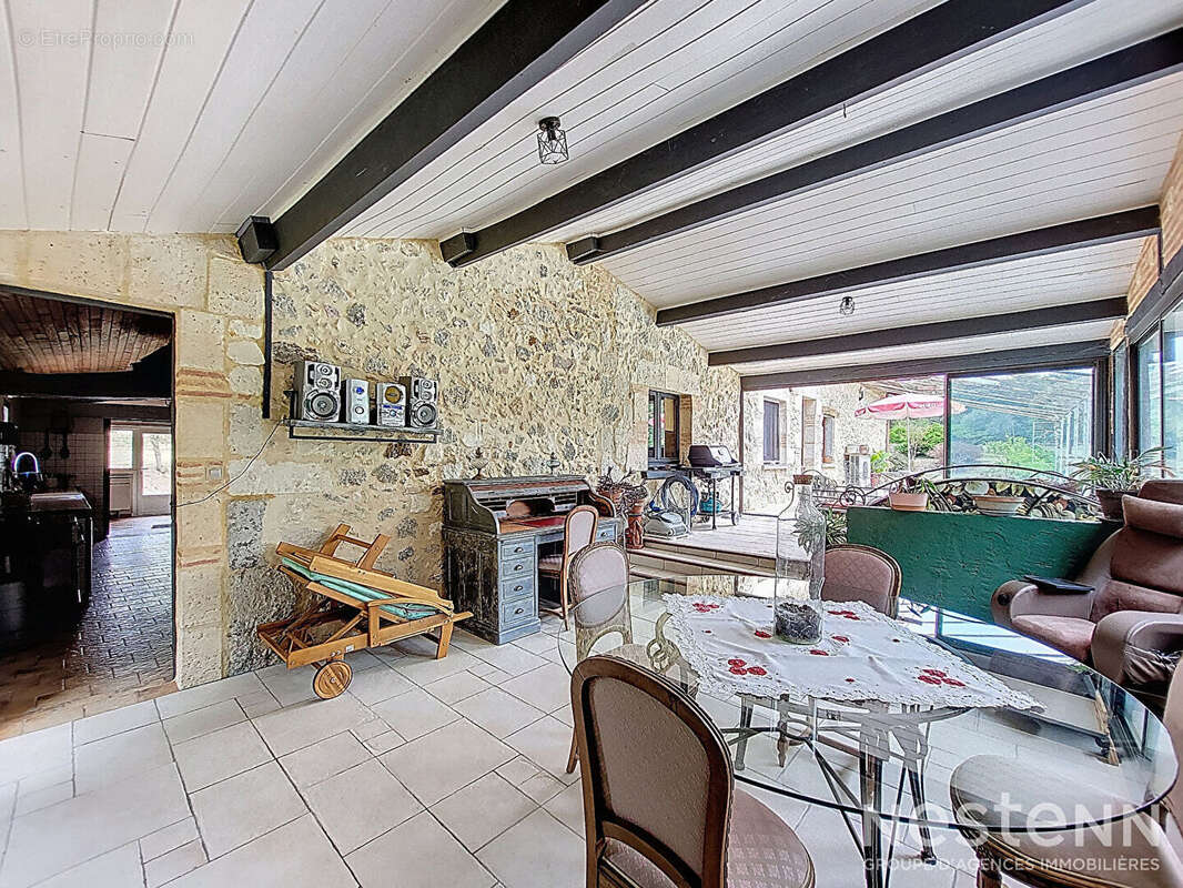 A Vendre Maison en pierre rénovée de 318 m² avec dépendances et point d'eau sur deux hectares - photo 12