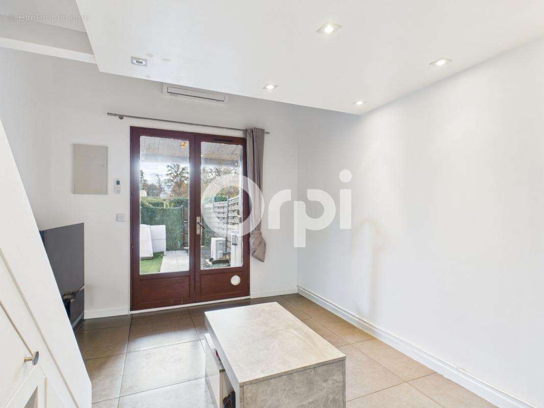 Maison à BAGNOLS-EN-FORET