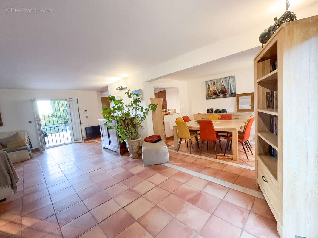 Maison à SAINT-MITRE-LES-REMPARTS