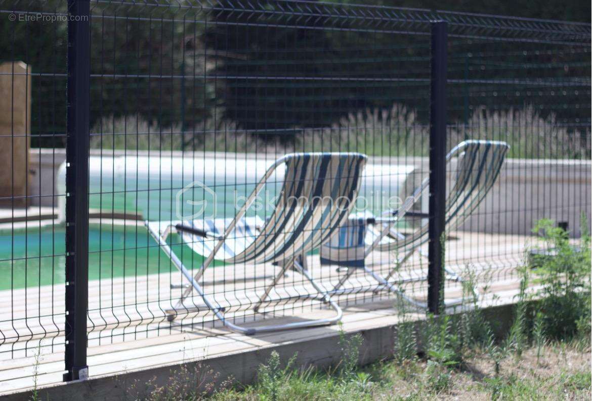 Propriété familiale de 211 m² avec piscine et espace indépendant - photo 17