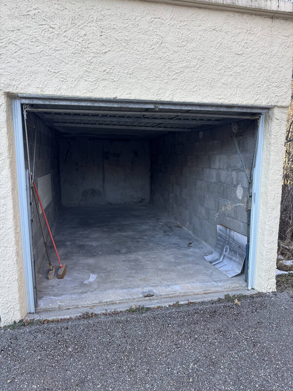 Parking à SAINT-PONS