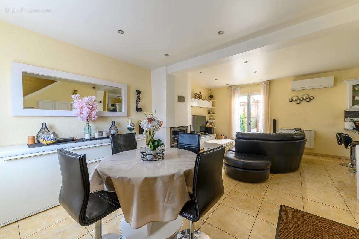 Maison à CLAYE-SOUILLY