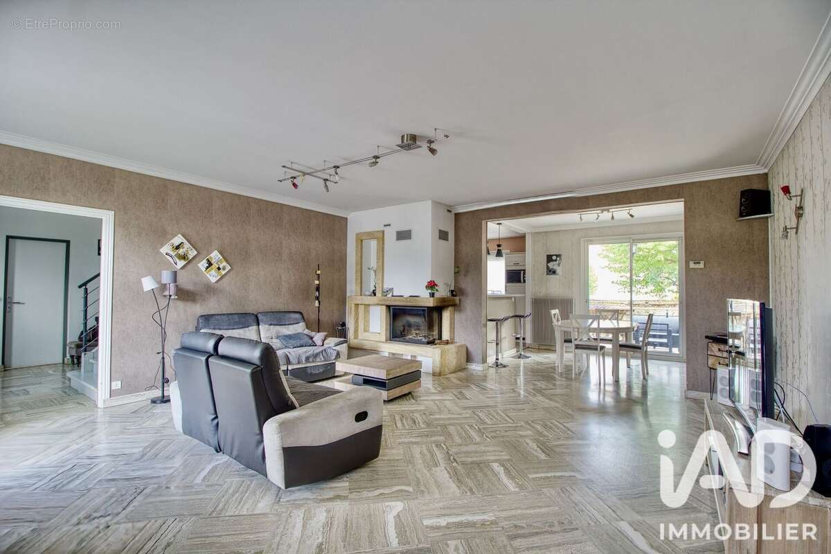 Maison 240 m² à La Chapelle-En-Serval  - photo 2