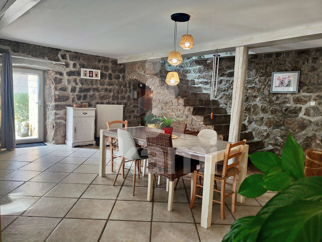 Maison en pierre avec terrasse, cave voûtée et terrain de 2 700m2 - photo 7