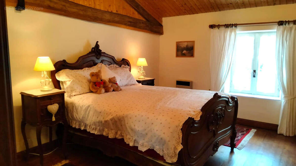 CHAMBRE - Maison à SALLES-DE-VILLEFAGNAN