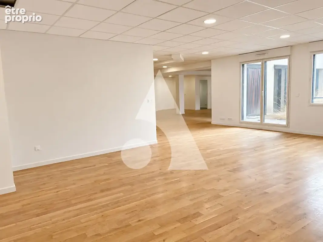 Photo Commerce à Saint-Denis au prix de 820 000€