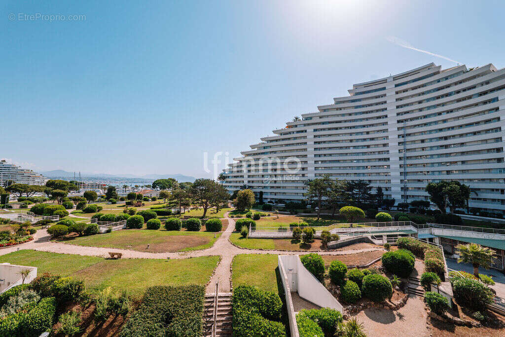 Marina Baie des Anges – Élégant 2 pièces rénové avec terrasse et - photo 12