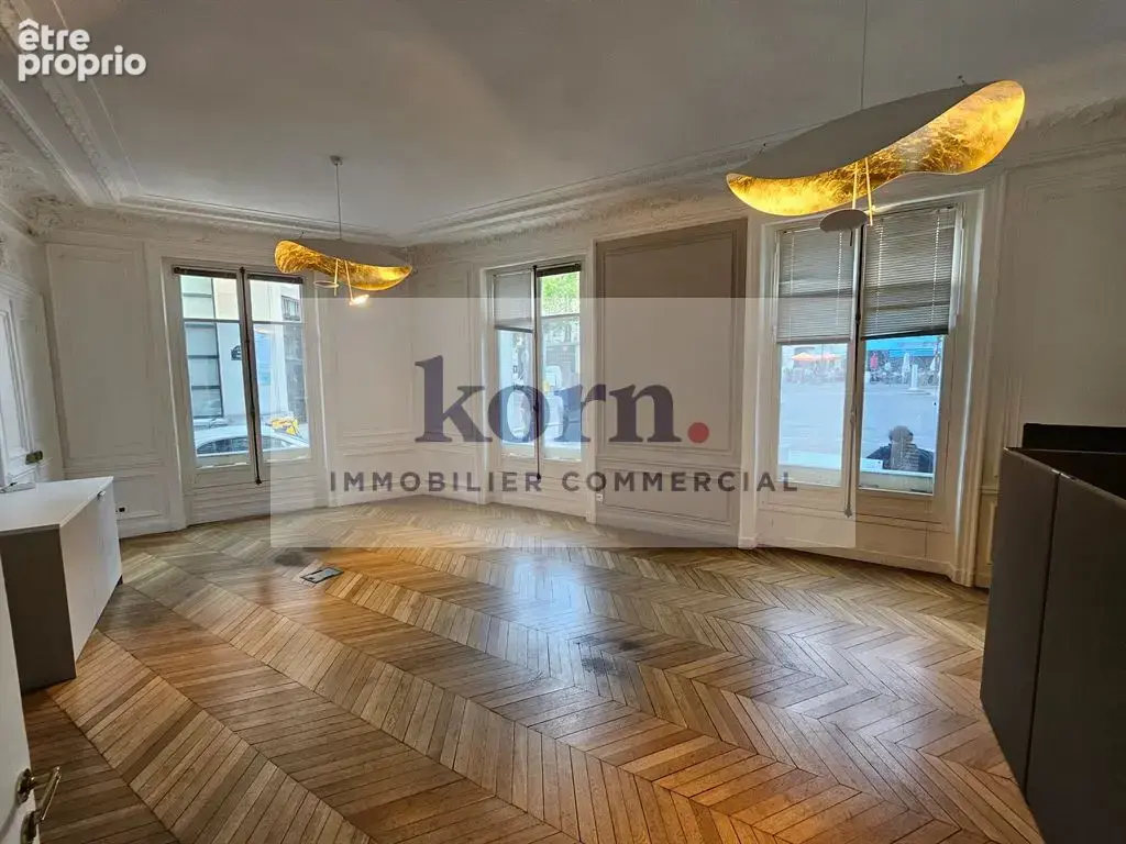 Commerce à PARIS-8E