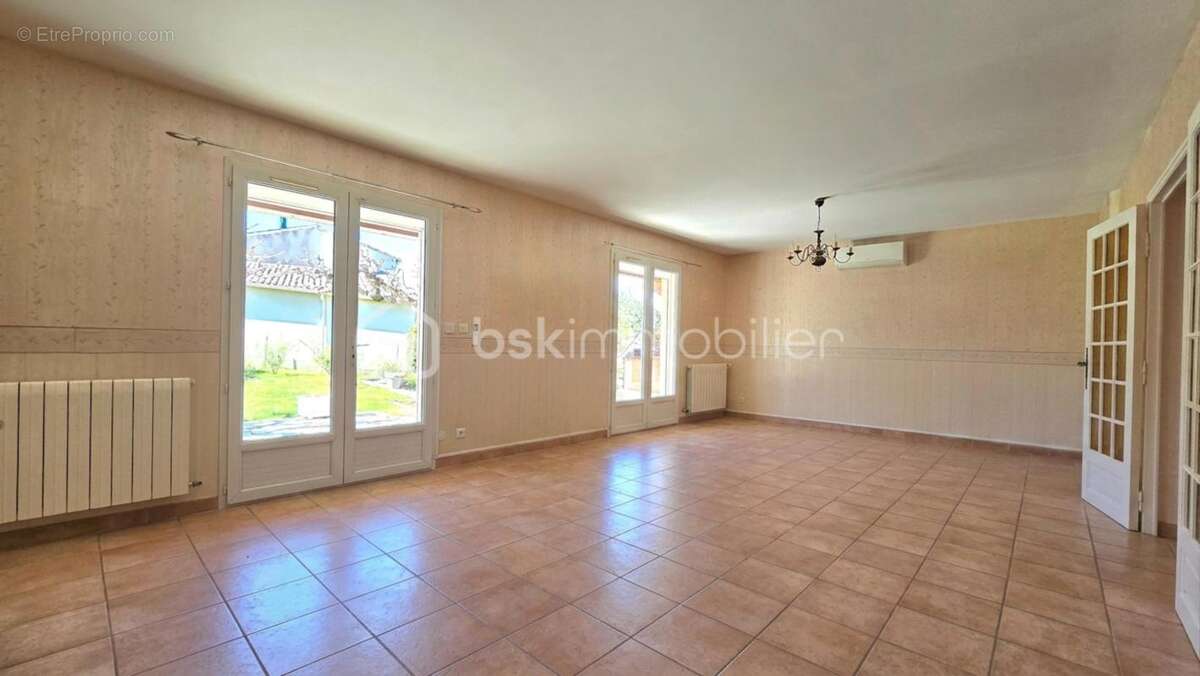 Maison T4 avec panneaux solaires, double garage et jardin - photo 6