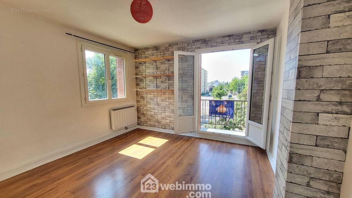 Le séjour très lumineux avec un balcon - Appartement à GRENOBLE