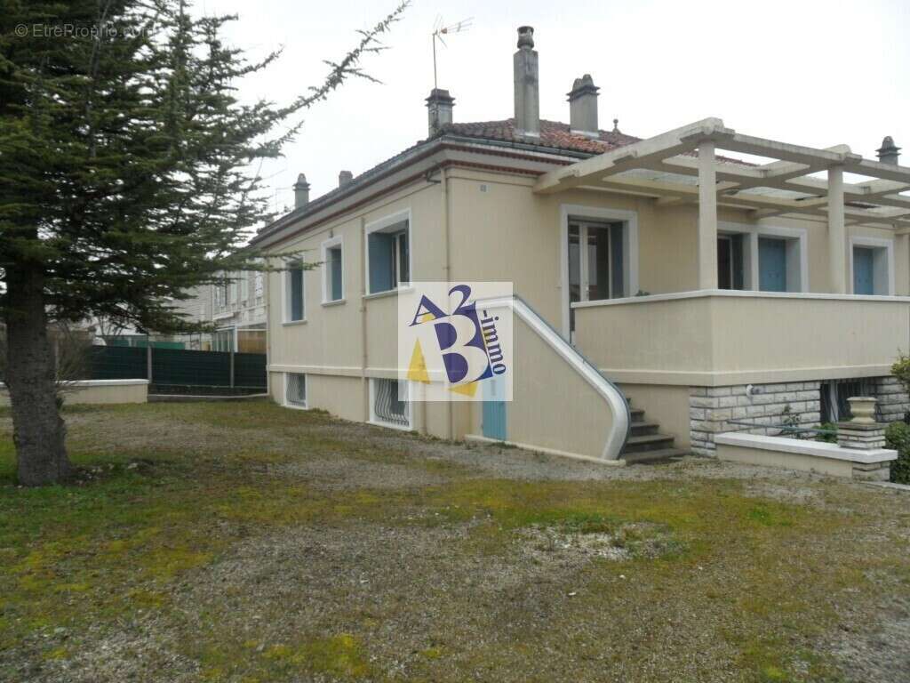 Maison à MAGNAC-SUR-TOUVRE