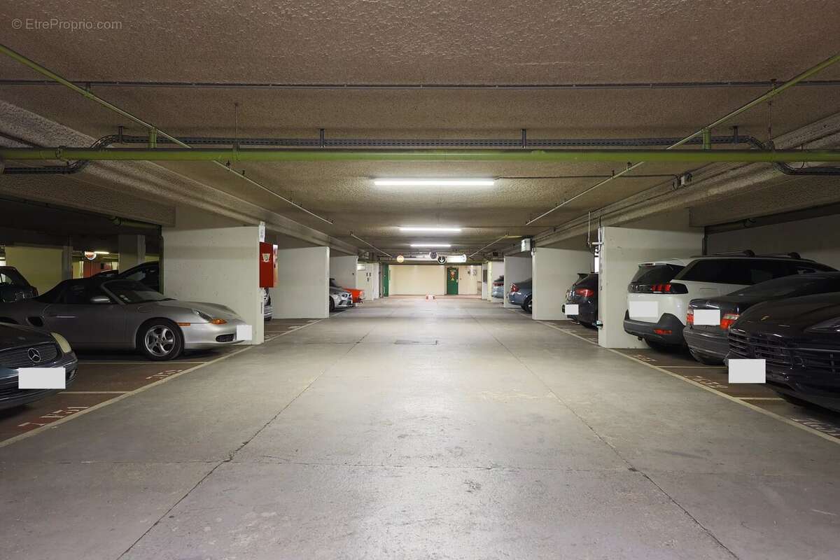 Parking à PARIS-3E