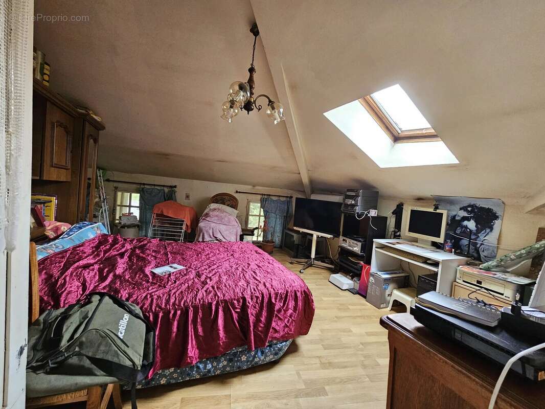 Charmante maison en pierre avec grange et fort potentiel dans un hameau paisible - photo 4