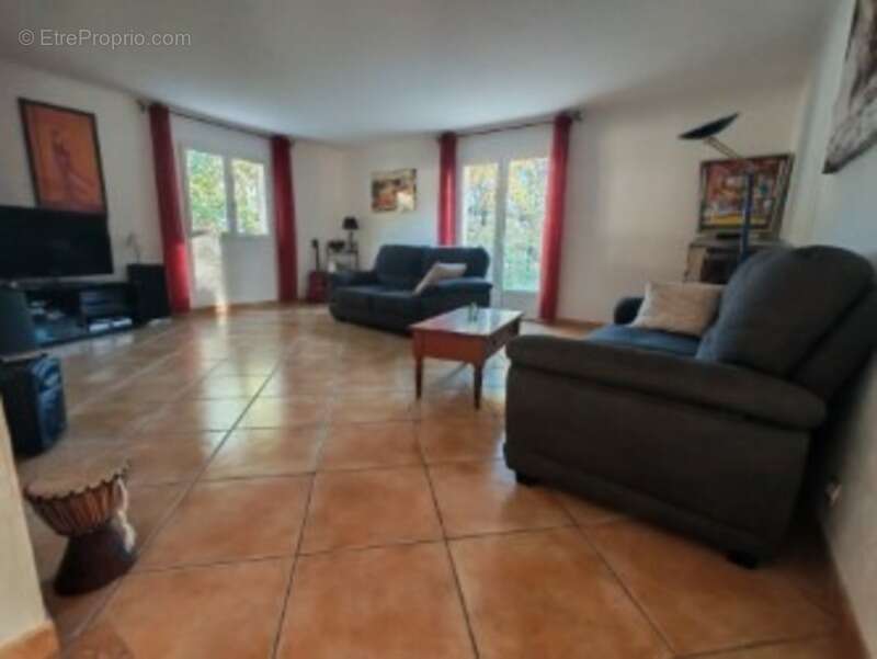 Maison à SAINT-CHRISTOPHE-DE-DOUBLE