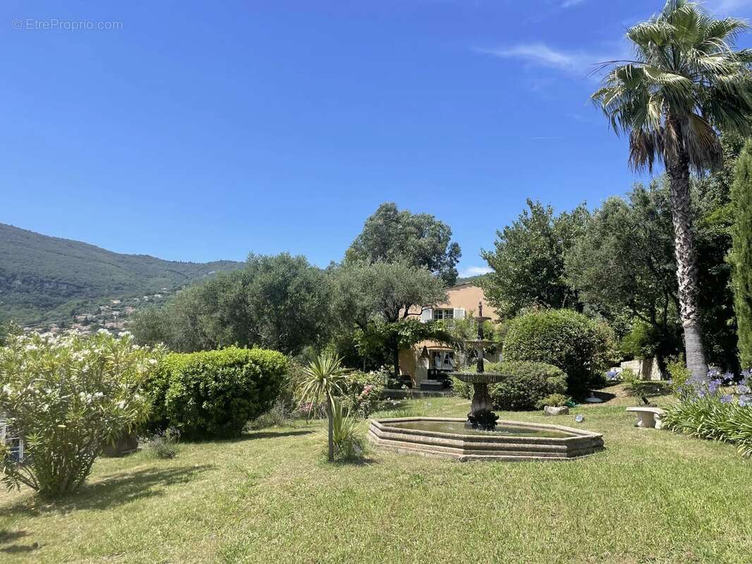 Maison à CHATEAUNEUF-GRASSE