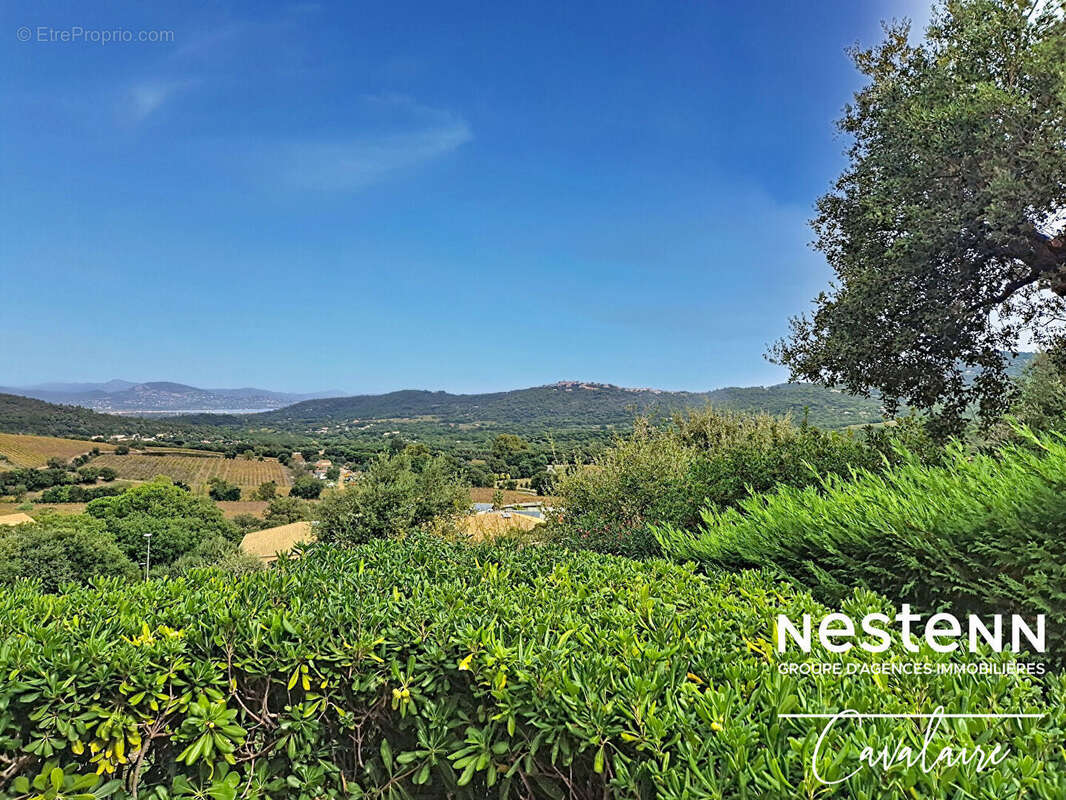 Maison d'environ 184 m² sur deux niveaux et un terrain d'environ 500 m² avec vue sur le golfe de Saint Tropez à proximité du cen - photo 5