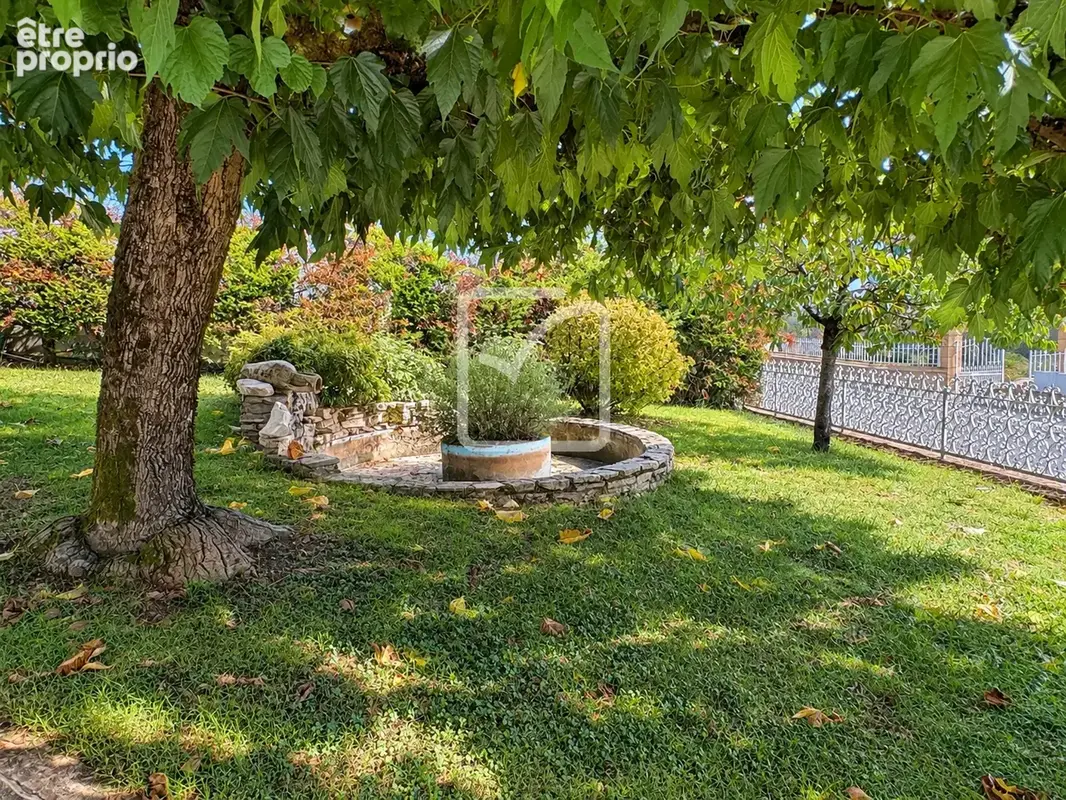 Maison avec piscine et jardin arbore quartier calme et jolie vue - photo 11