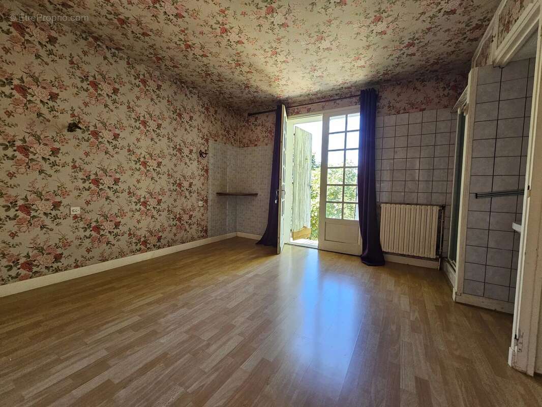 Maison de campagne individuelle avec ancien potentiel de chambres d'hôtes – Une opportunité de rénovation riche en possibilités - photo 8
