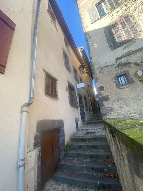 Maison à MARINGUES