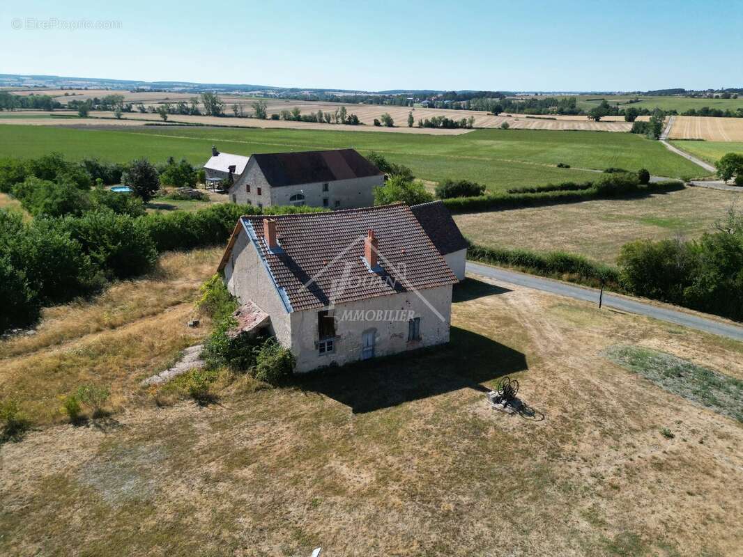 Propriété de caractère proche CHARROUX - photo 13