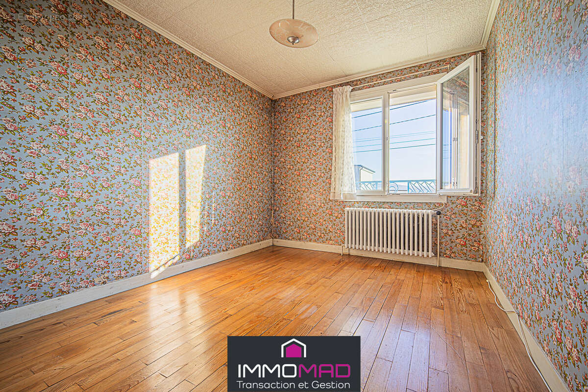 Maison à DUGNY-SUR-MEUSE