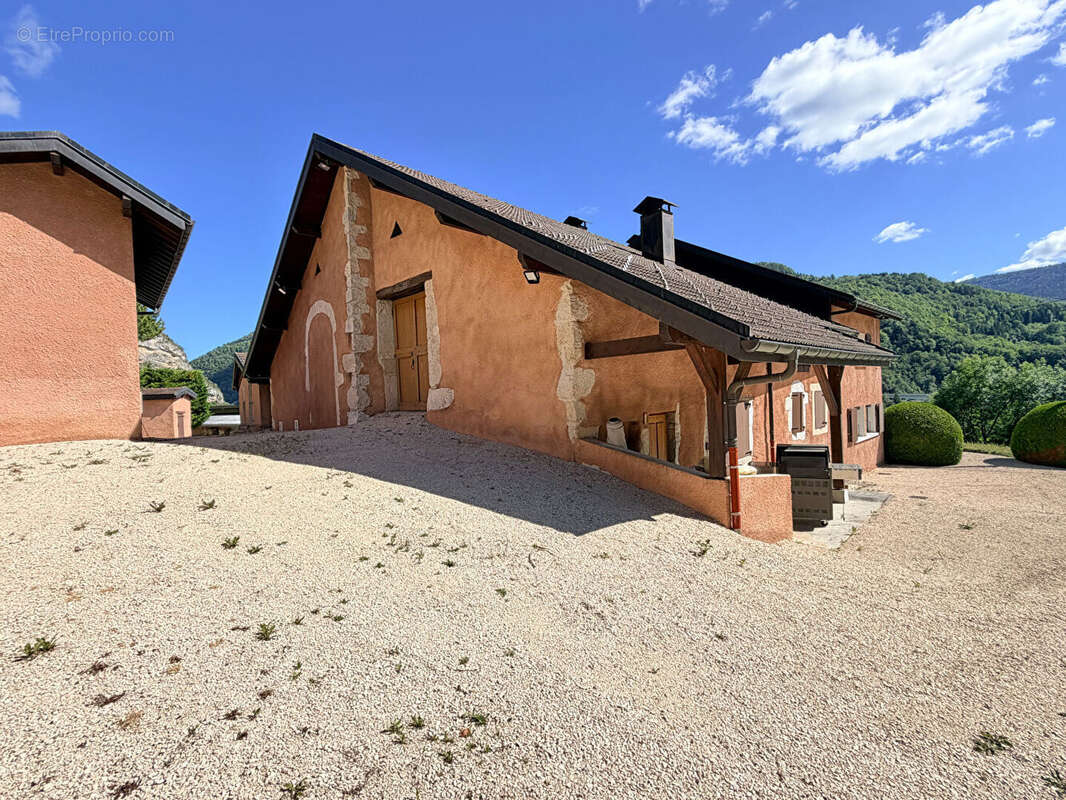 Domaine Saint Germain De Joux  ancienne ferme de 273 m2 sur 21 ha - photo 2