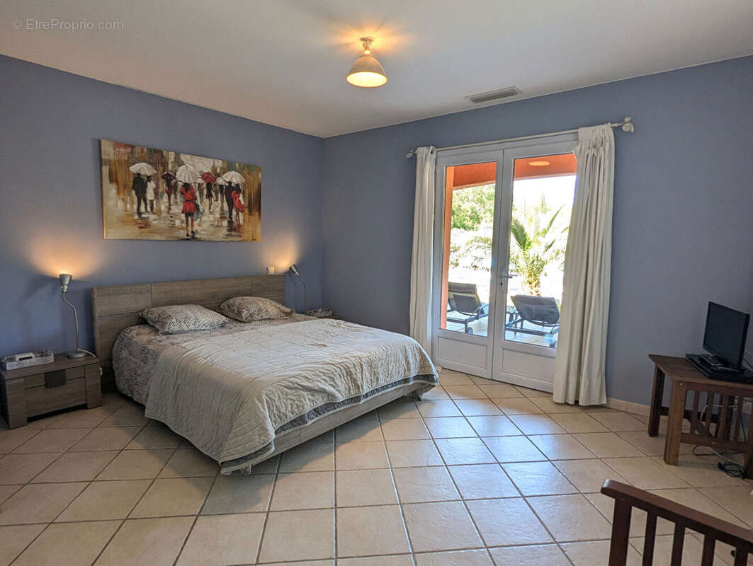 SALERNES, villa de plain-pied, 180 m², garage, piscine, au calme. - photo 11