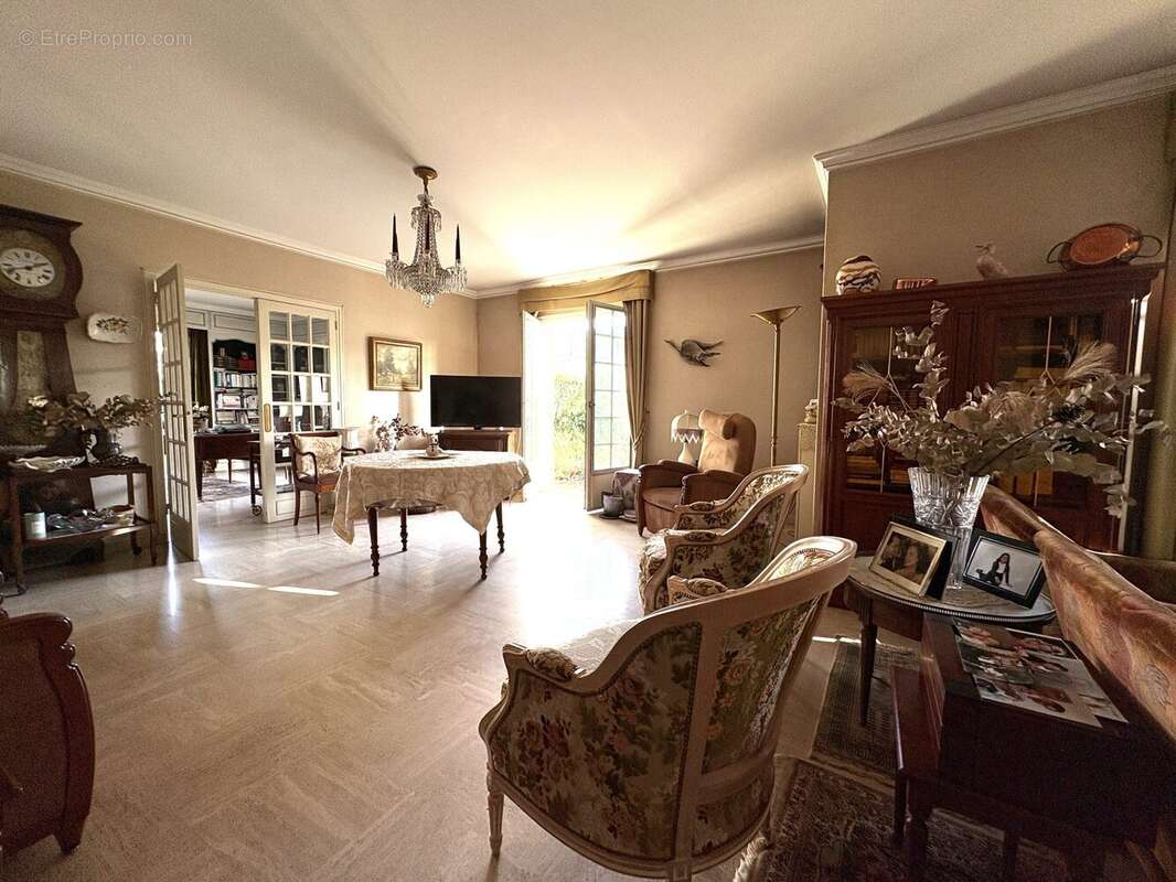 Maison 241 m² à Saint-Maur-Des-Fosses  - photo 3