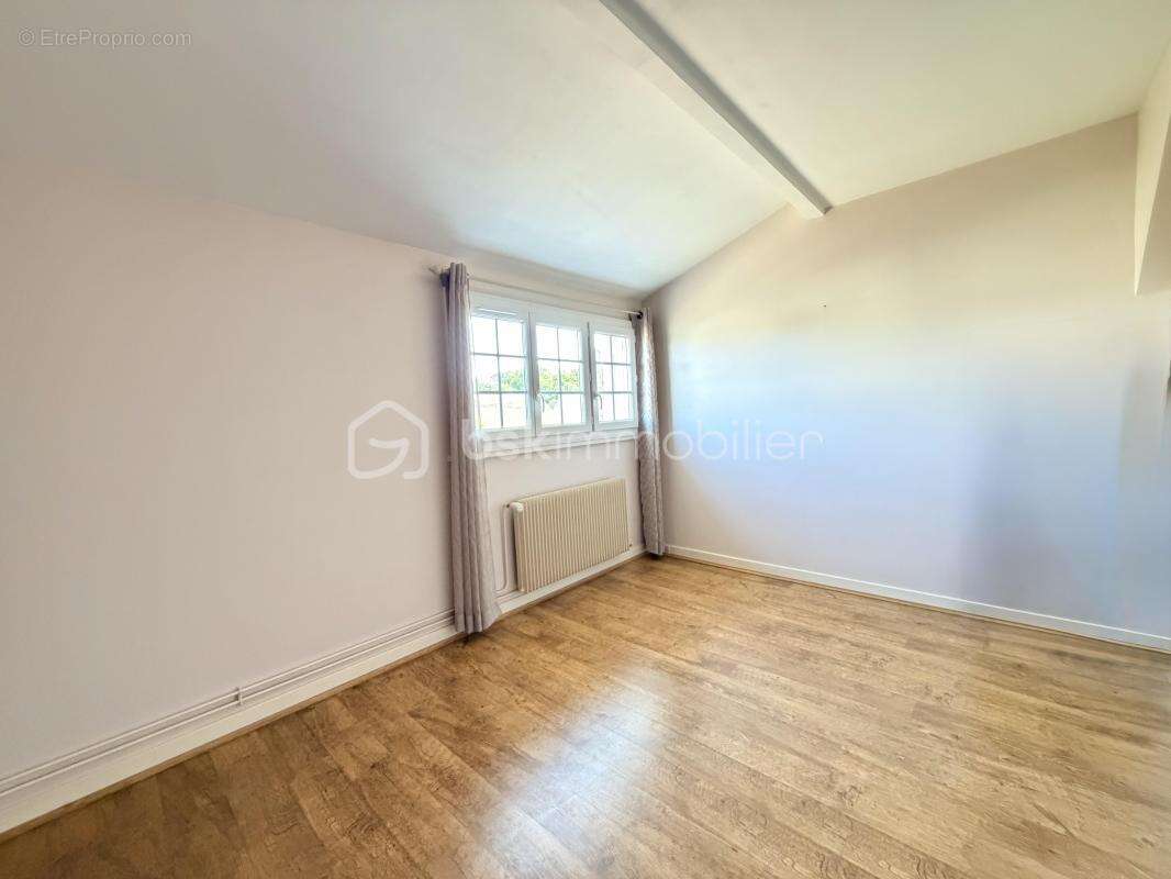 Maison familiale de 136 m² avec sous-sol complet et dépendances - photo 11