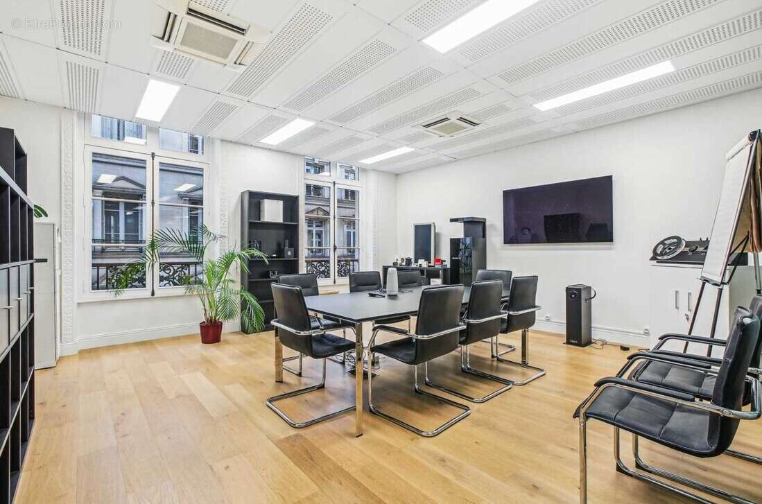 Commerce à PARIS-8E