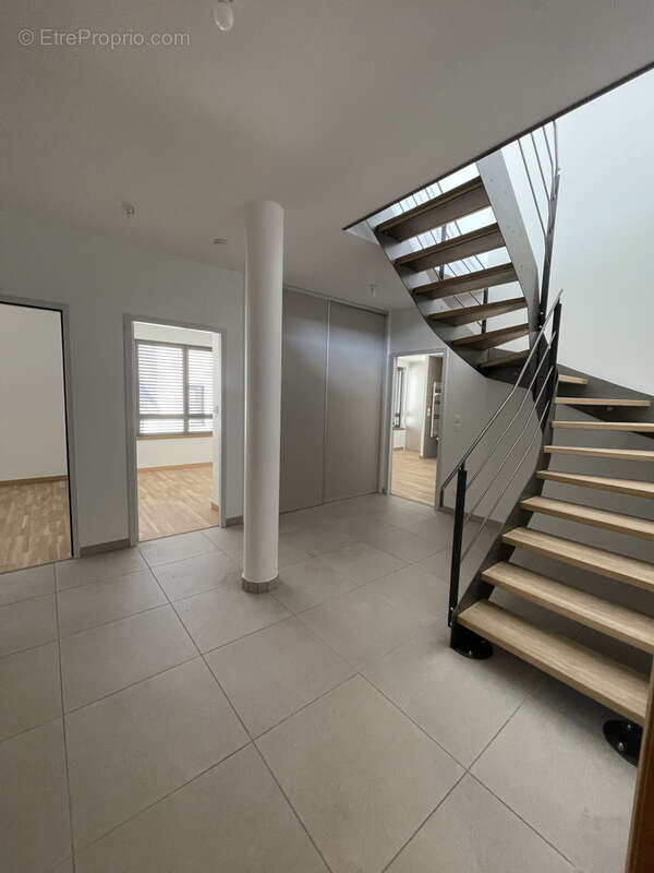 Appartement à LA TOUR-DE-SALVAGNY