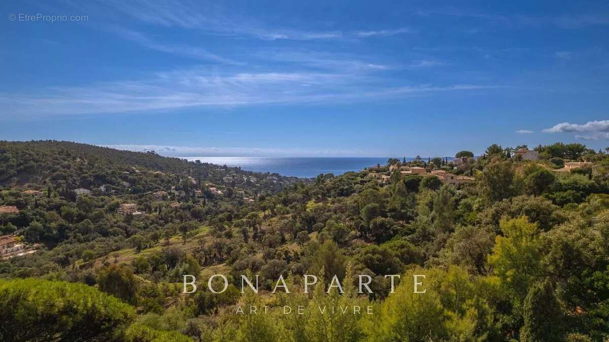 Terrain à ROQUEBRUNE-SUR-ARGENS