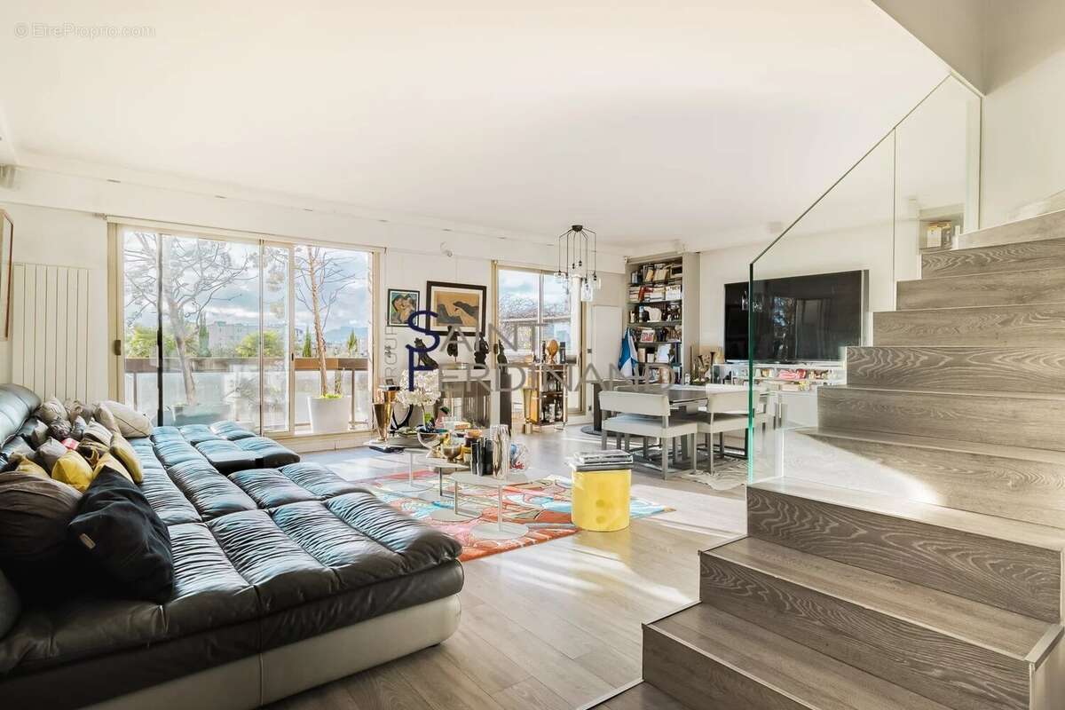 Appartement à NEUILLY-SUR-SEINE