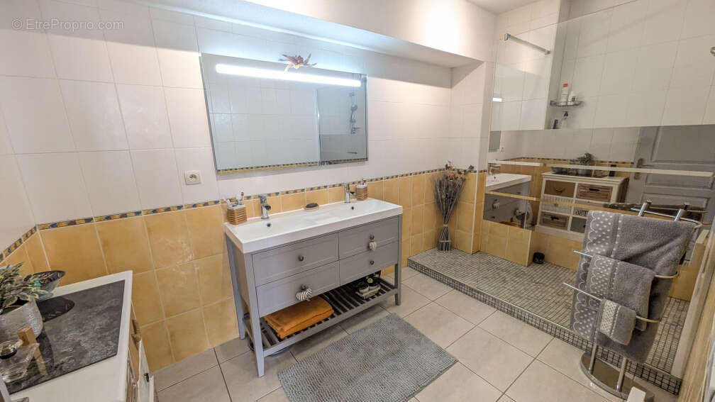 Appartement à SAINT-LAURENT-DE-LA-SALANQUE