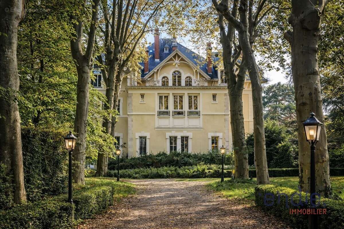 Maison à SAINT-JULIEN-MOLIN-MOLETTE