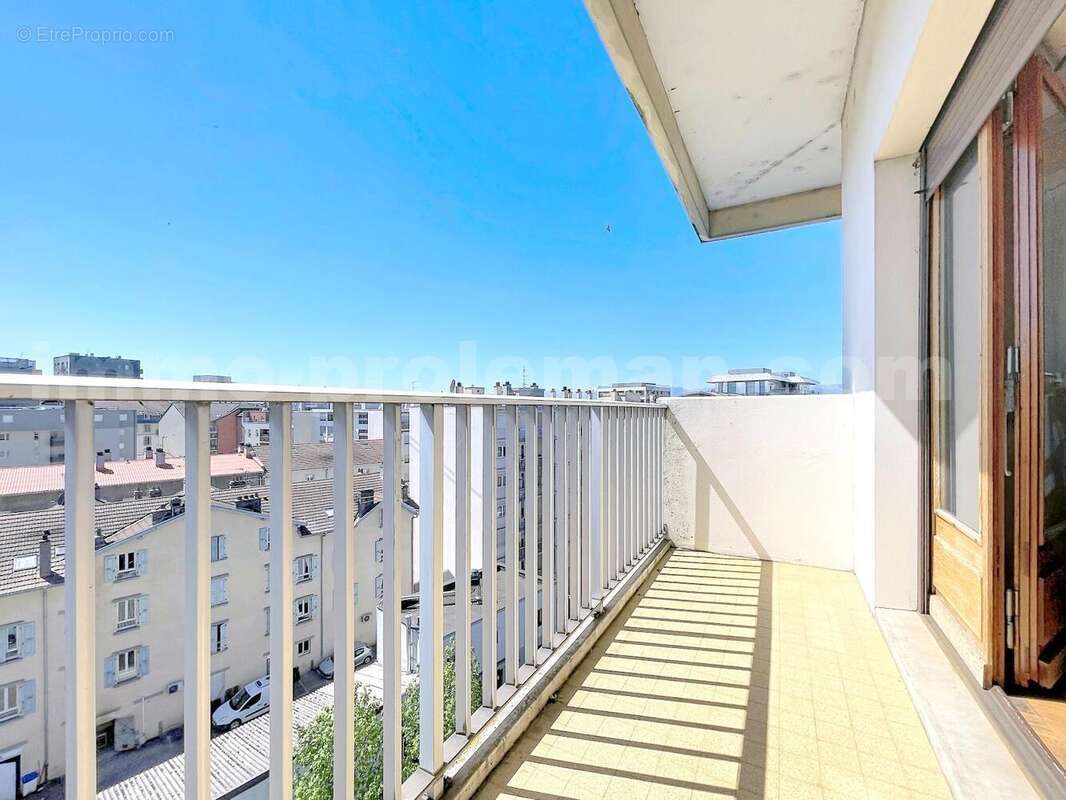 Appartement_T4_Annemasse_transformé_en_T3_Proche_Genève_Ceva_tram_Suisse_investissement_hyper_centre_Séjour_entrée_cuisine_balcon_chambre_1_terrasse_ - Appartement à ANNEMASSE