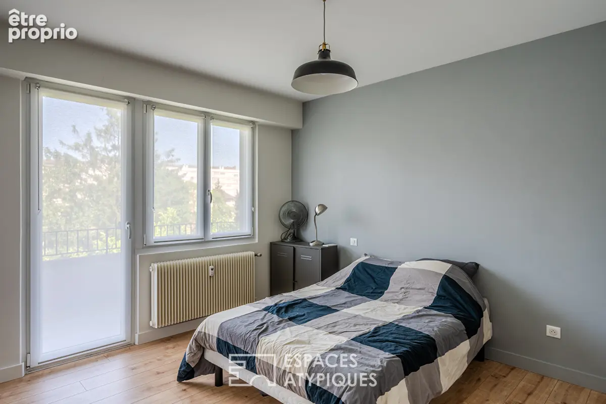 Appartement avec balcons suspendus au sommet d'un immeuble aux lignes modernistes - photo 11