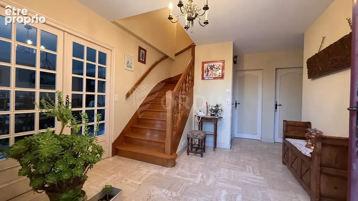 Pavillon sur sous-sol  total  202 m² habitables terrain 2542 m². - photo 2