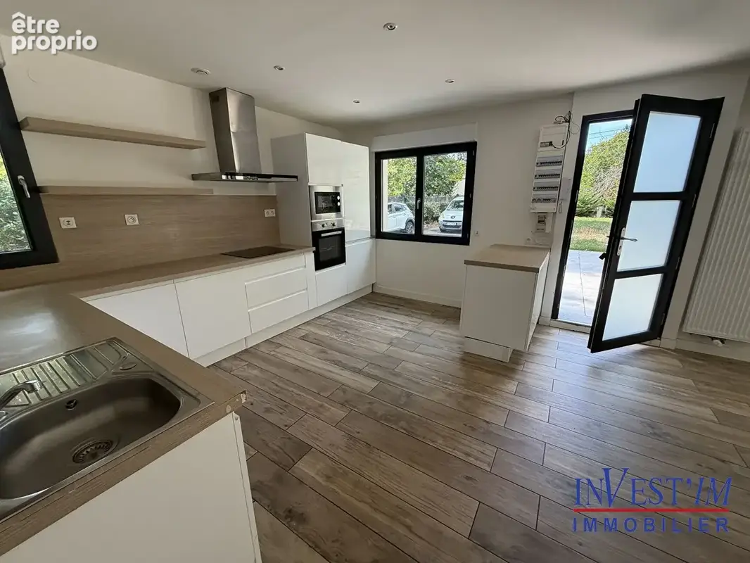 SAINT-GENIS-LAVAL -Maison de plain-pied rénovée - 126 m² - 4 chambres - Terrain 1 500 m² - photo 5