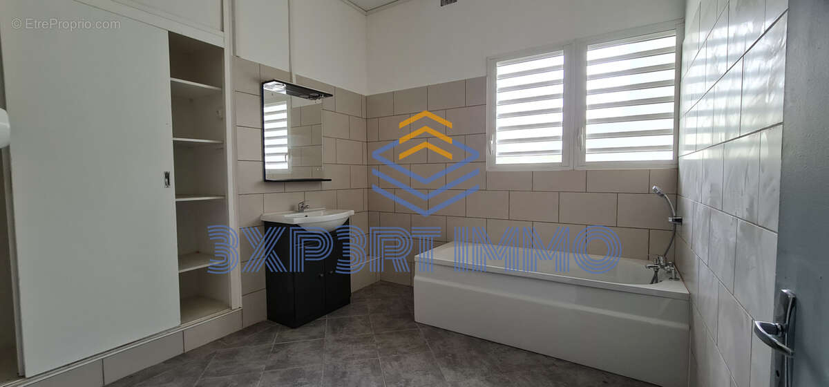 Saint-Pierre - centre-vile : appartement T4 de +150 m2 - photo 8