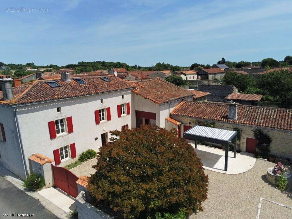 Maison à AIGRE