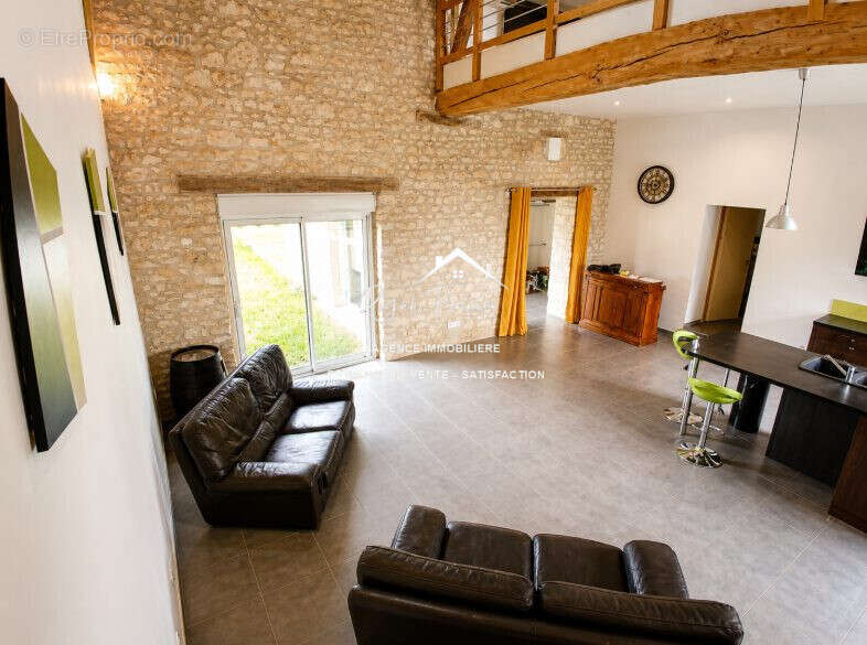 Cuisine A et E ouverte sur le séjour - Maison à DANGE-SAINT-ROMAIN