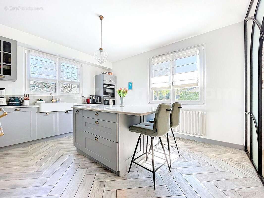 Maison_Annemasse_grand_espace_proche_ecole_genève_frontière_suisse_ceva_bus_commerces_lumineux_calme_piscine_terrasse_extérieur_séjour_salon_cuisine_ - Maison à ANNEMASSE